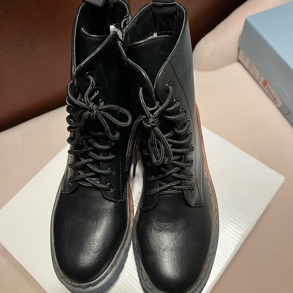 Black Combat Boots, size 9, multicolor low Platform, NWT, Ready for Prid… - Picture 4 of 5